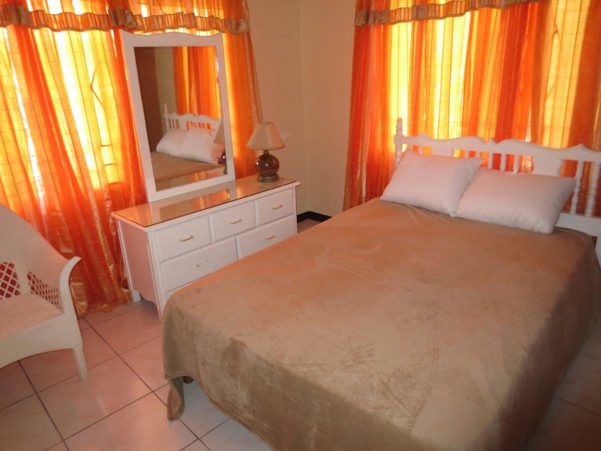 Chateau Yellow Mandeville Esterno foto