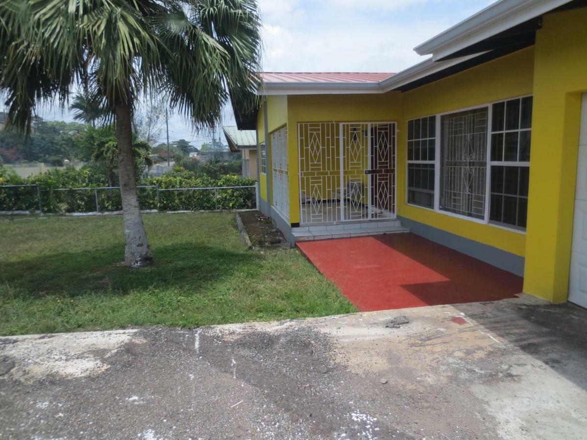 Chateau Yellow Mandeville Esterno foto